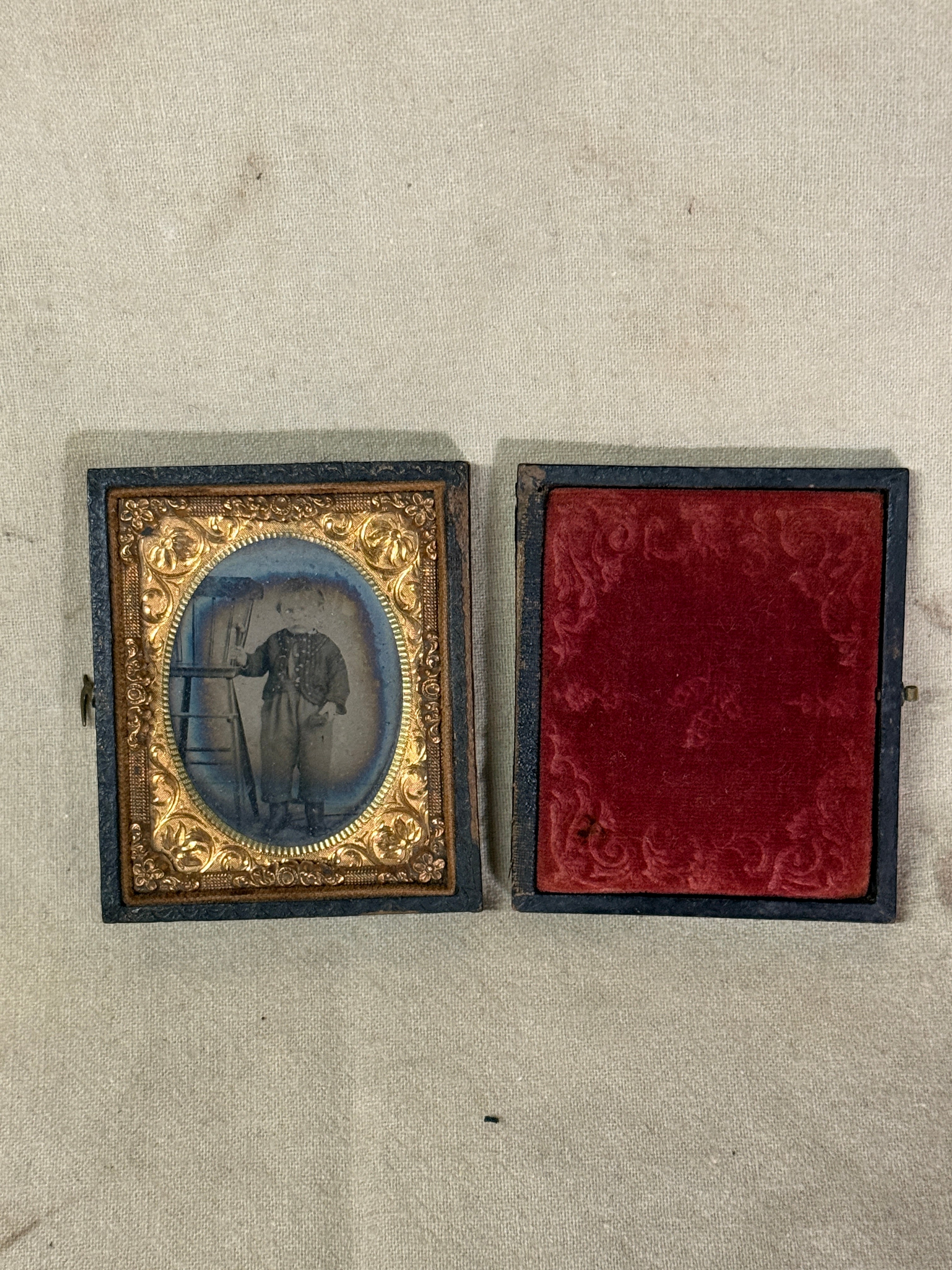 Authentic Victorian Civil War Era Cased Photo (Tintype/Ambrotype) - Oval Gilt Frame & Red Velvet Liner