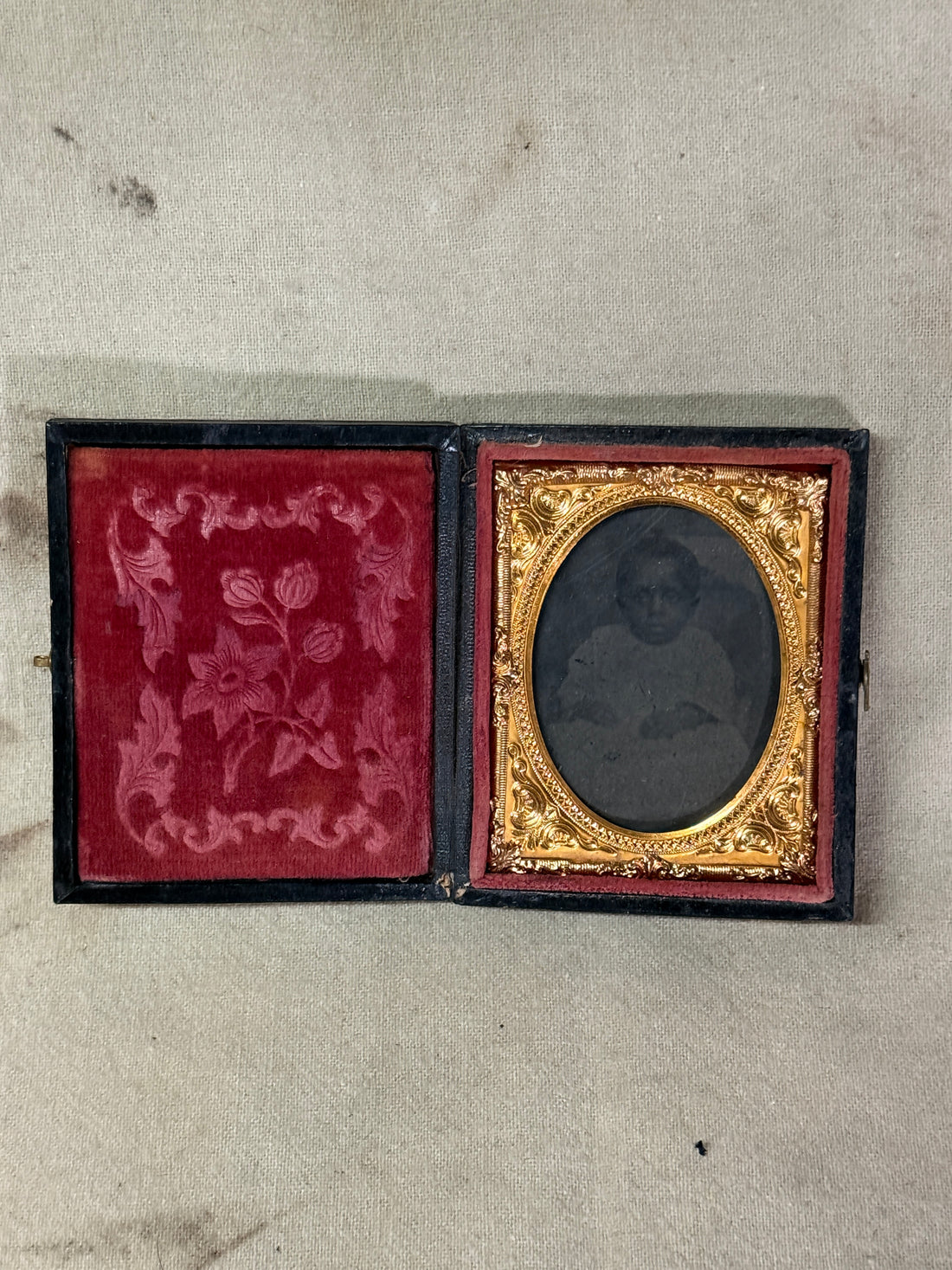 Authentic Victorian Civil War Era Cased Photo (Tintype/Ambrotype) - Red Velvet &amp; Gilt Frame - c. 1860