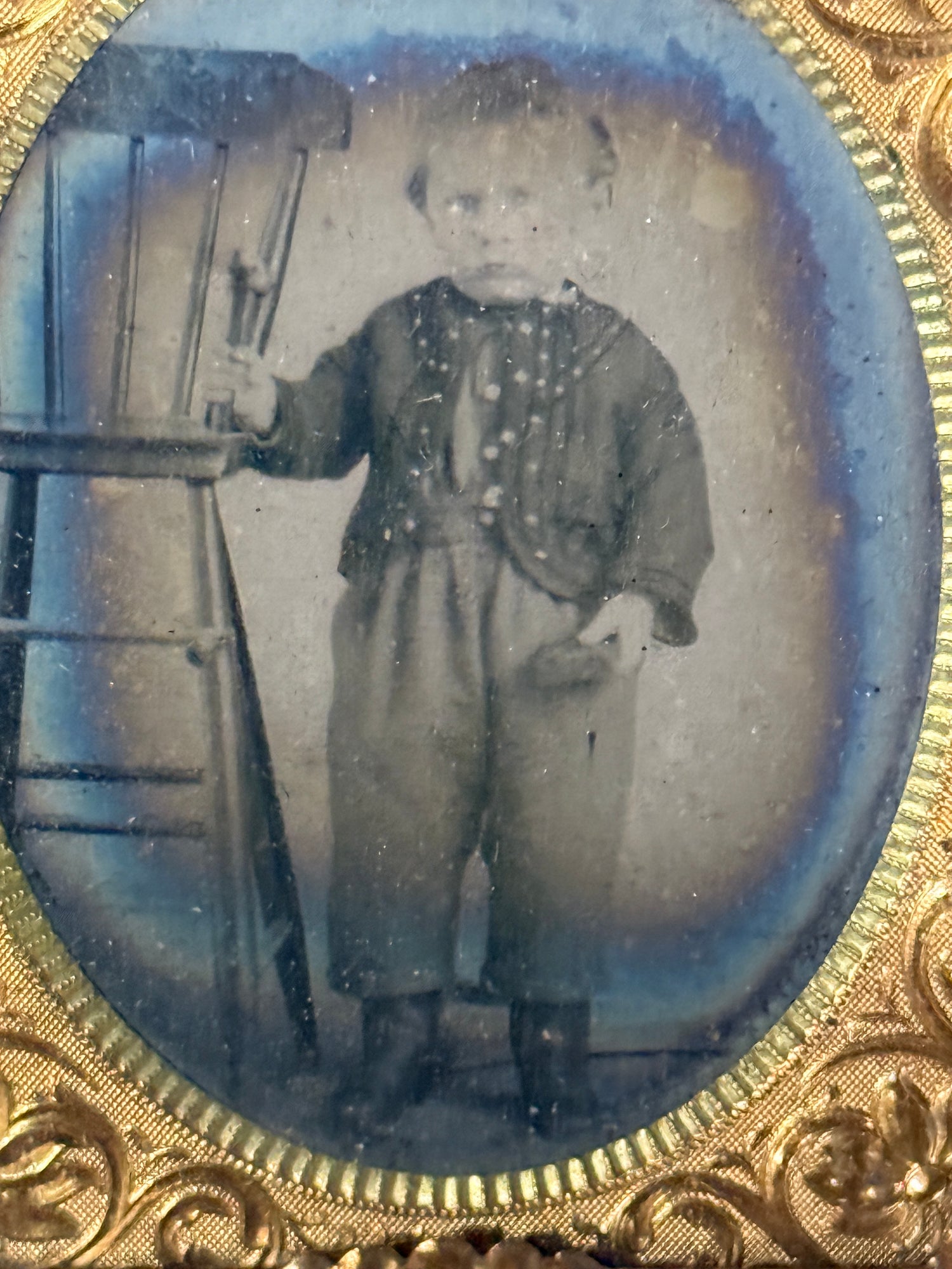 Authentic Victorian Civil War Era Cased Photo (Tintype/Ambrotype) - Oval Gilt Frame &amp; Red Velvet Liner