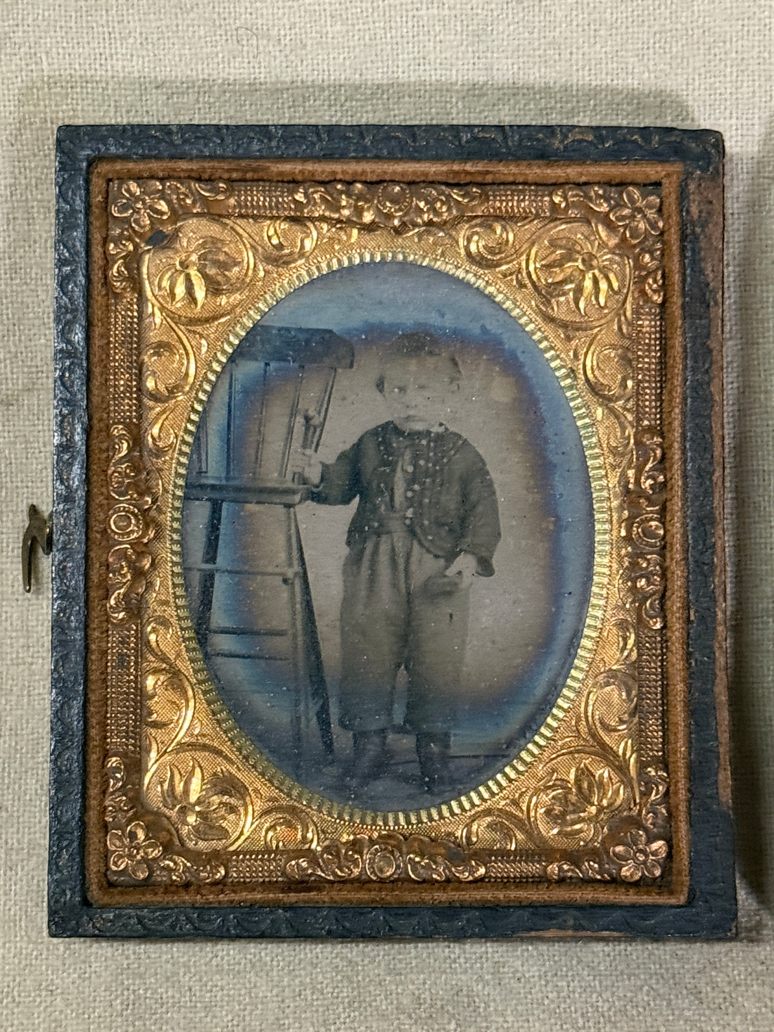 Authentic Victorian Civil War Era Cased Photo (Tintype/Ambrotype) - Oval Gilt Frame &amp; Red Velvet Liner